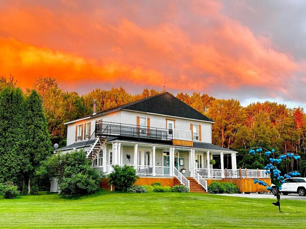 Auberge Presbytere Mont Lac-Vert Hébertville المظهر الخارجي الصورة